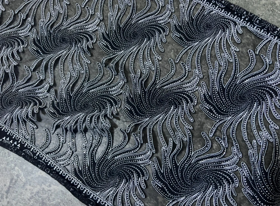 Svart och vit mönstrad halsduk - 4