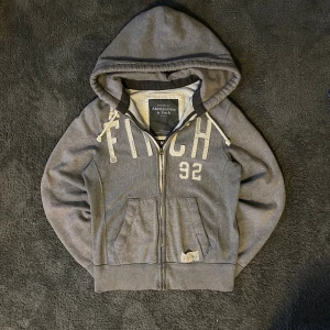 Abercrombie & Fitch Zip up - Riktigt snygg vintage zip up från Abercrombie & Fitch. Tröjan har många snygga slitningar och är riktigt skön.  Hör av dig vid frågor.
