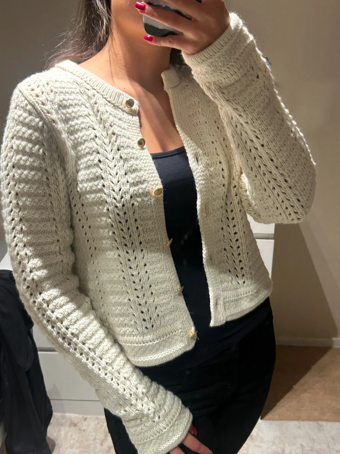 Vit/beige stickad kofta med gulda knappar - 1