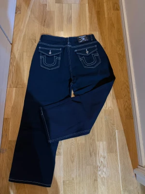 True Religion svarta jeans - Svarta jeans från True Religion, använda 2 gånger. Storlek L, men passar och M (lite baggy)