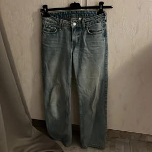 Weekday arrow jeans - Storlek W24 L30. Säljer då de är för små.