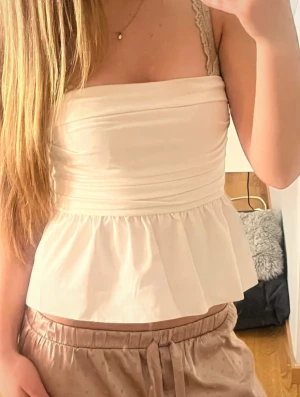 Söt tubetop med volang  - Supersöt vit tubetop/bandeau topp med volang❣️ Priset kan diskuteras!