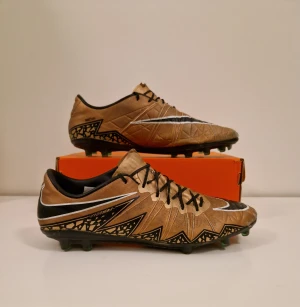 Fotbollsskor  - Nike hypervenom phinish elite, det finns några skador som syns på bilderna men skorna går att använda fortfarande, skriv vid intresse 