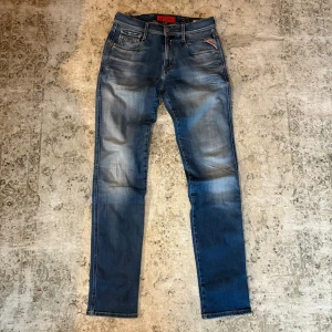 Replay Anbass jeans  - Replay Anbass jeans i blå med slitningar. Storlek W30/L34