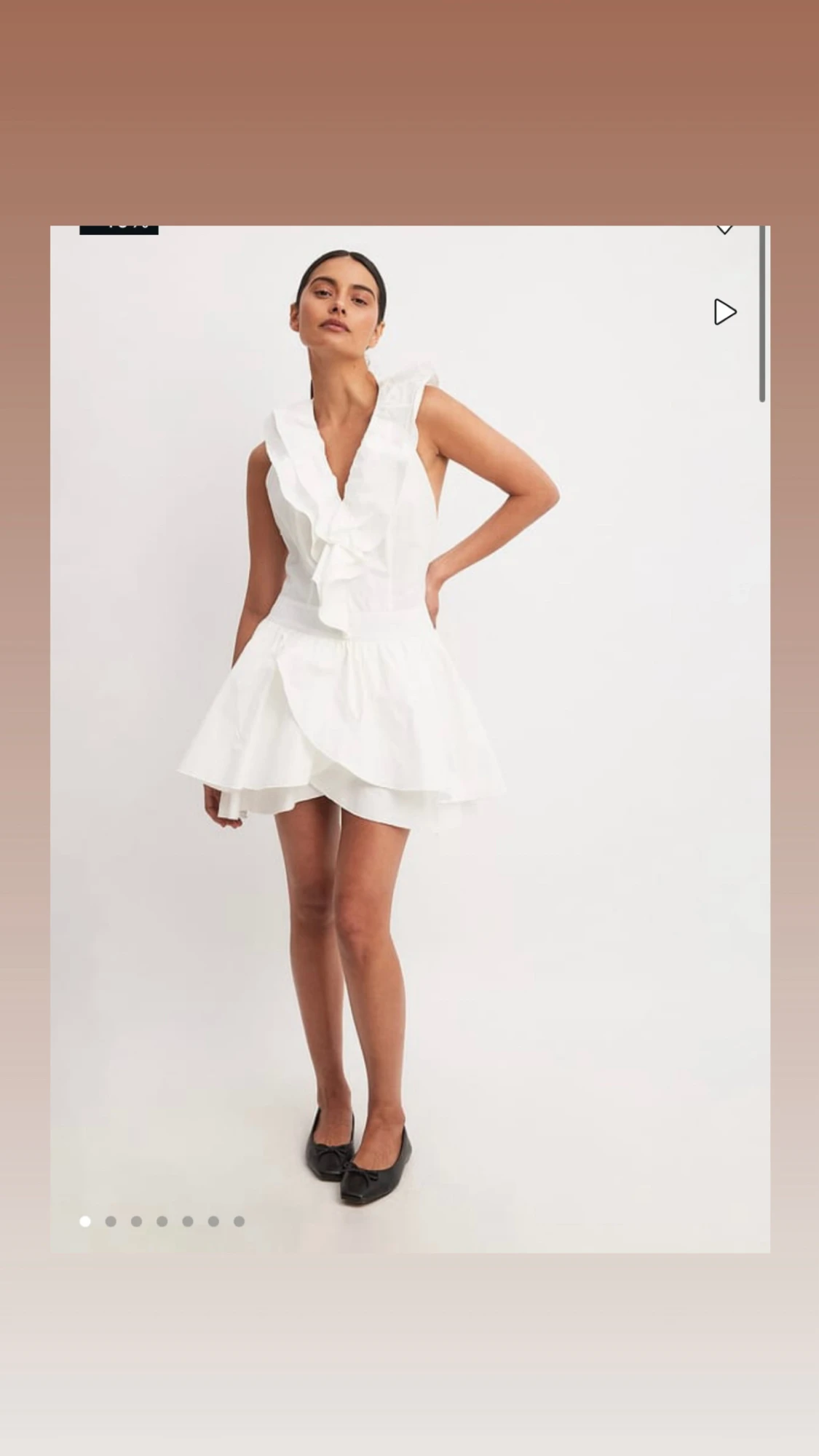Vit omlottklänning med volanger