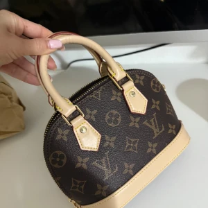 Alma väska - Super fin väska knappt använd exakt som den originala köpt för 2500kr