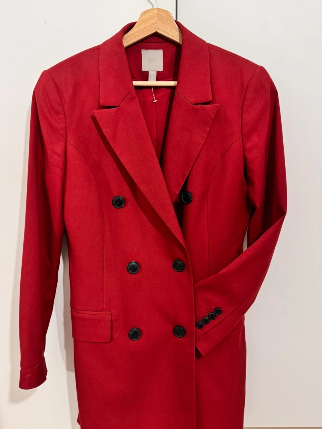 Röd dubbelknäppt kavaj från H&M