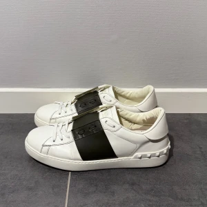 Valentino open  - Valentino open olive, storlek 42 passar 43, skick 8/10, endast skor medföljer vid köp, vid funderingar hör av er.