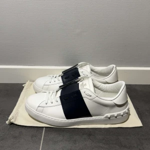 Valentino Open  - Valentino open navy, storlek 42 passar 43, skick 9/10, dustbag medföljer vid köp, vid funderingar hör av er.