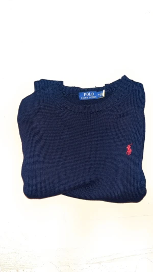 Marinblå Ralph Lauren - Snygg marinblå stickad tröja från Polo Ralph Lauren i storlek M.  Tröjan är i galant skick och har grym passfrom. Hör av er vid intresse🏌️💸