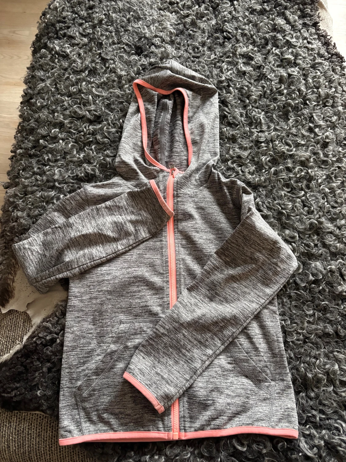 Grå träningsjacka med aprikosa detaljer