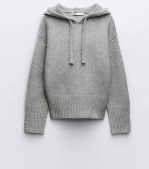Grå stickad hoodie från Zara - Mysig grå stickad hoodie från Zara med huva och snörning. Tröjan har ribbade muddar vid ärmslut och nederkant samt lång ärm. Perfekt för dig som gillar en chill och enkel stil. ALDRIG ANVÄND