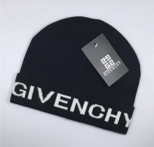 Svart mössa från Givenchy - Snygg svart mössa från Givenchy med vit logotyp i stora bokstäver på uppviket. Stilren design som passar perfekt för dig som gillar exklusiva accessoarer. Mjuk och skön stickad kvalitet.