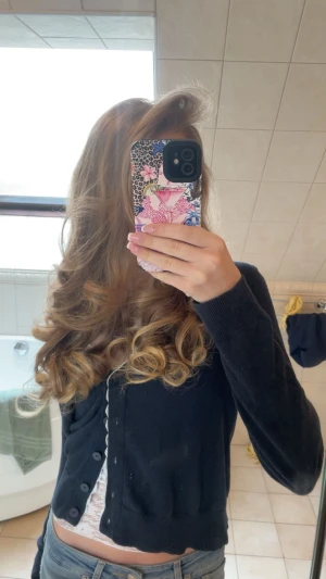 Kofta med spets - Super söt unik blå kofta med vit spets detalj💞finns ingen lapp så vet ej märke eller storlek men skulle gissa på S💞 använd gärna KÖP NU