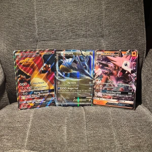 Pokémon GX-kort: Charizard, Kingdra & Lycanroc - Tre coola Pokémon GX-kort: Charizard, Kingdra och Lycanroc! Perfekt för dig som vill boosta din samling eller spela med extra kraftfulla kort. Snyggt holografiskt tryck och populära karaktärer som gör din lek unik. Passar både samlare och spelare som älskar Pokémon.