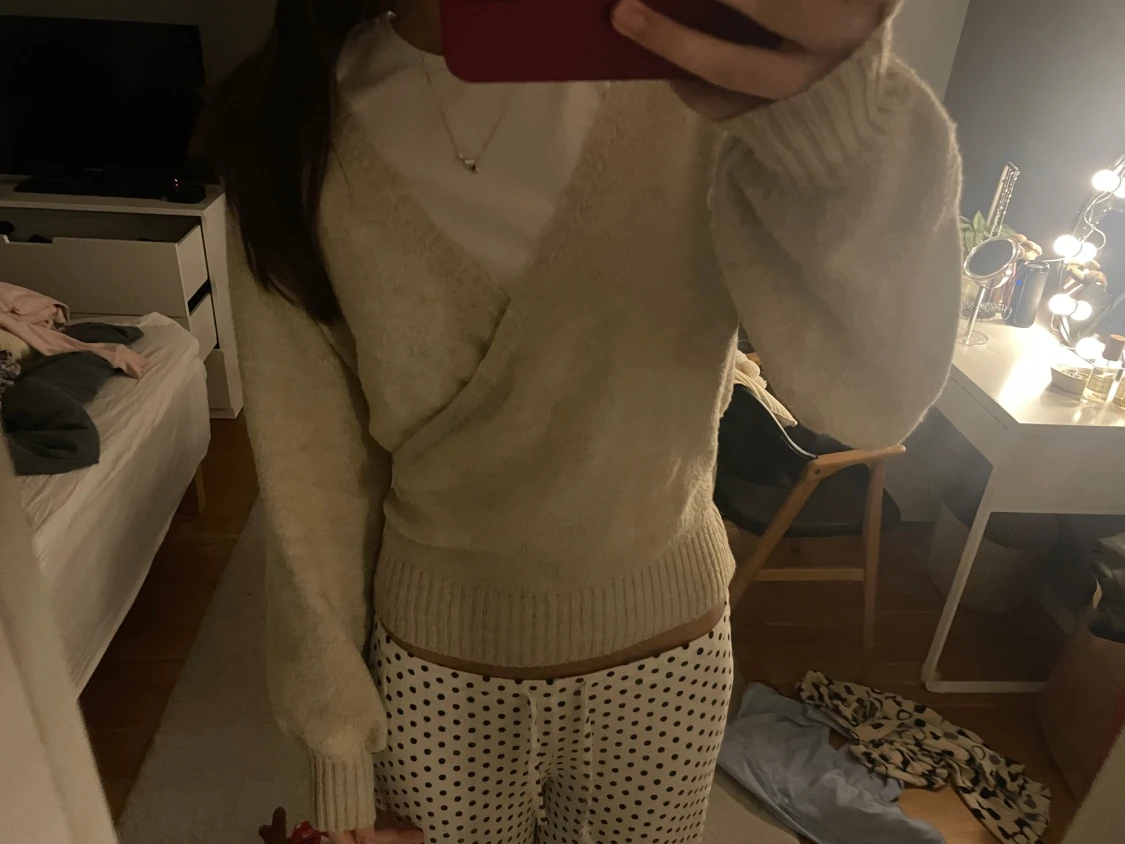 Beige omlott stickad tröja - 2