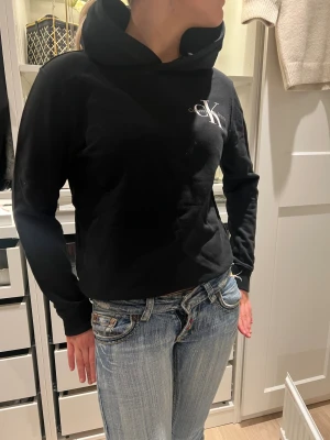 Svart hoodie från Calvin Klein - Svart hoodie från Calvin Klein .Mjuk bomullskvalitet och normal passform.