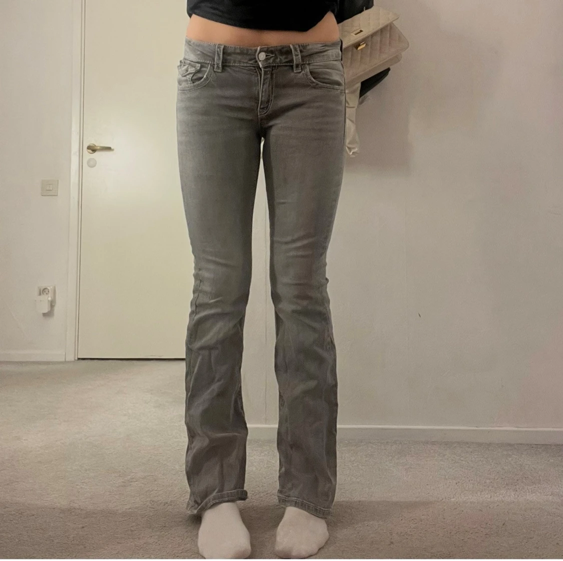 Grå bootcut jeans med fickdetaljer - 1