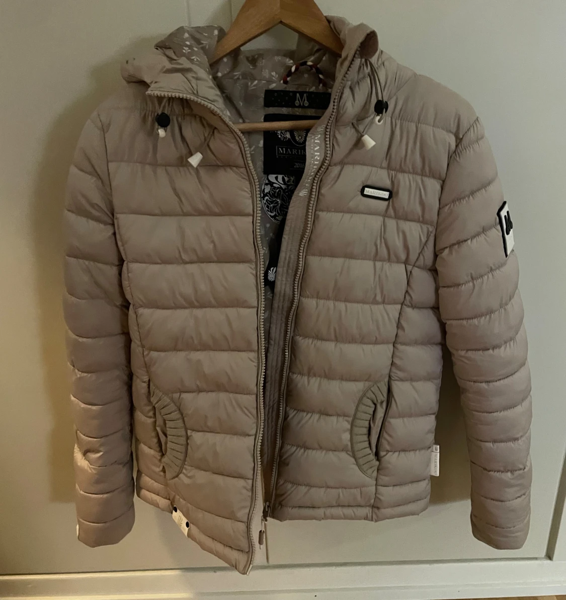 Beige pufferjacka från Marikoo - 3