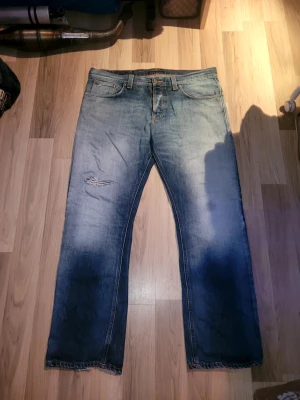 Nudie jeans  - Ett par vintage nudie jeans som jag inte kan ha längre. Haft dom i 4-5 mån ksk, använda 5 gånger. W38 L32 är storleken, modellen är average Joe tycker som är riktigt feta med alla slitningar och allt. 