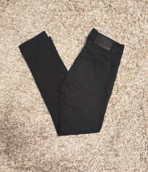 Tiger of Sweden jeans - Snygga svarta jeans från Tiger of Sweden i mycket bra skick. Jeansen är i storlek w28 L32 och vid frågor eller funderingar är det bara att höra av sig!