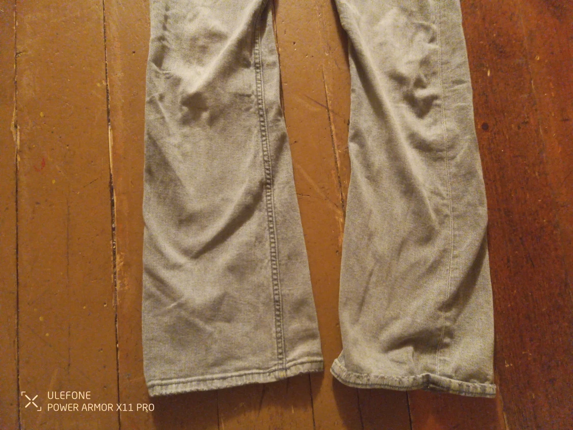 Grå bootcut jeans med knappar - 1