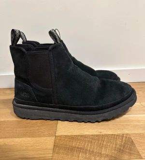 UGG Chelsea boots  - Säljer ett par svarta Chelsea boots från UGG i  mocka och fodrade med ull. Bra skick då de bara använts en vinter