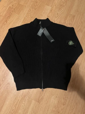Stone Island Zip Up - Helt ny och oanvänd stone Island zip up o S. Inga deffekter och taggen e kvar. Vid fler frågor är det bara att höra av sig🙌
