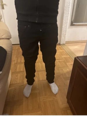 Svarta  jeans från Jack & Jones - Säljer ett helt par nya jeans från Jack & Jones i modellen slim. Prislappen är kvar.