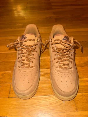 Nike Air Force 1 i beige mocka - Nike Air Force 1    Kvitto finns