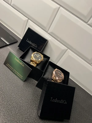 Leclerc&Co Daydate Klockor - Rosé Gold är såld! Klockor från Leclerc&Co, helt nya och kommer med en box. Nypris 1399.