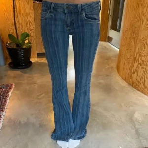 Trendiga jeans från Urban outfitters - Superfina jeans från Urban outfitters! Helt slutsålda. Helt okej skick vilket ni kan se på bilderna. Hålet vid rumpan är lappat och syns inte när man har på sig dem💞 storlek 30/32 men skulle säga att de sitter som s/m