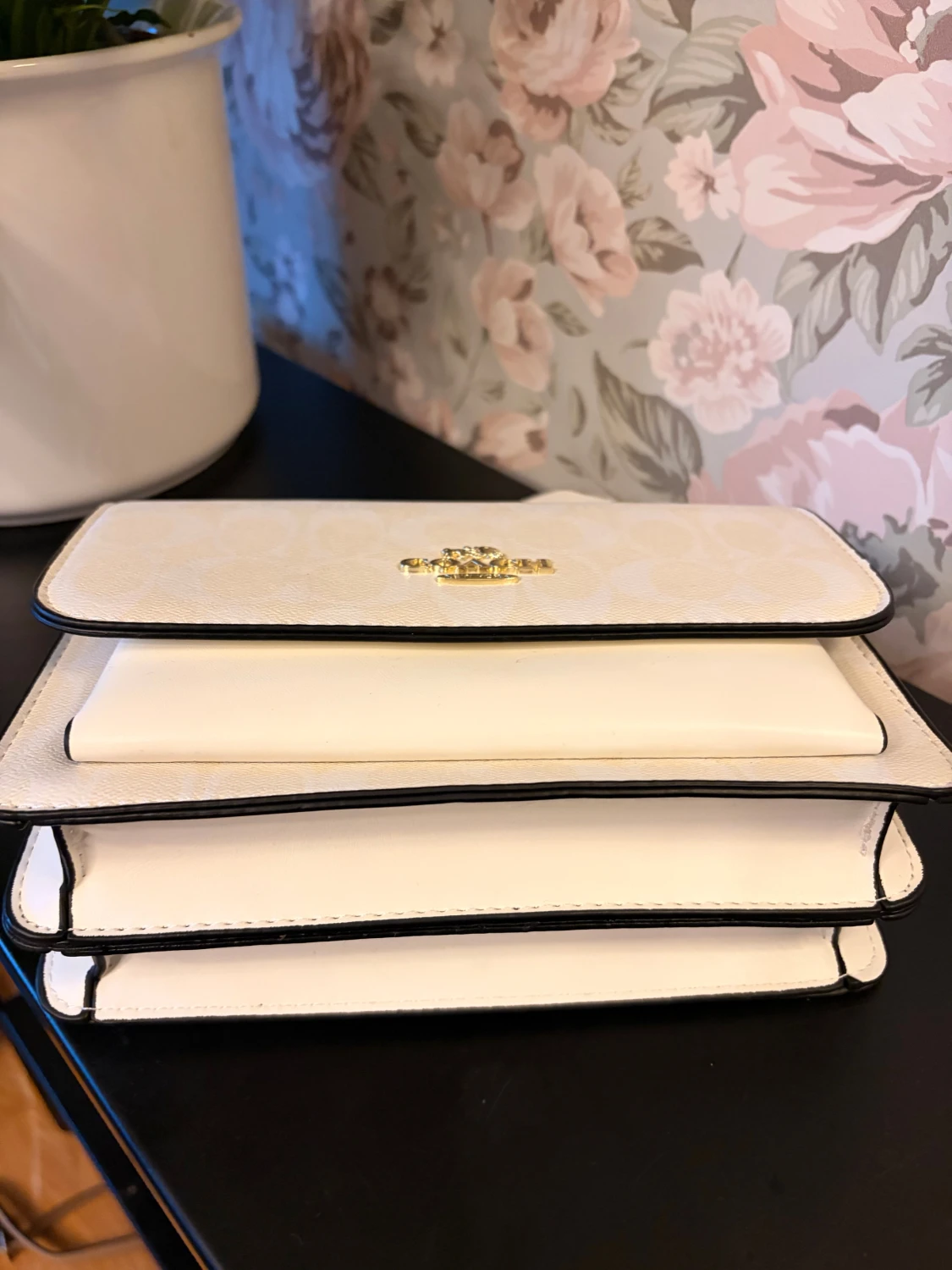 Vit axelväska från Coach med kedja - 1