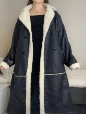 Svart lång teddykappa - Säljer en svart lång teddykappa som aldrig använts. Endast testad på bild 