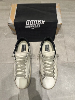 Vita Golden Goose  - Vita Golden Goose i storlek 44, passar även 43. Använda några gånger. Skick 8,5/10. Det kommer med box och dustbag. Ställ frågor vid funderingar! Priset är inte hugget i sten🚨