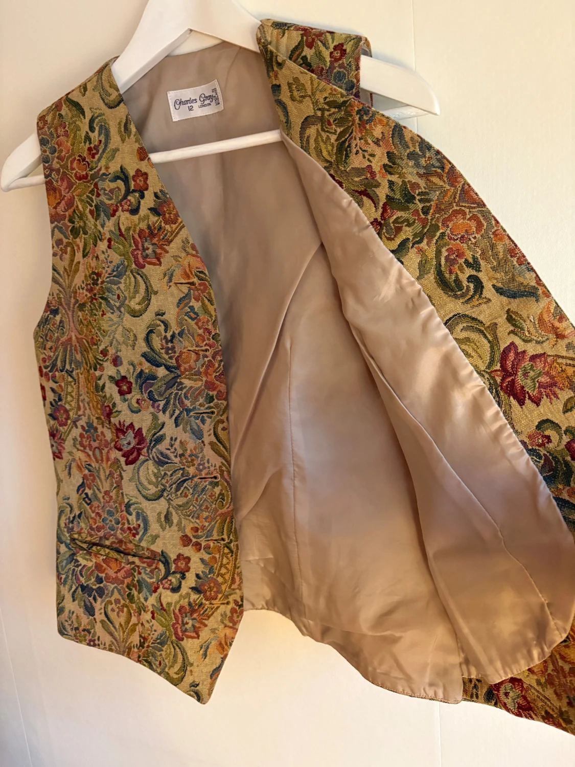 Blommig väst från Charles Gray - 2