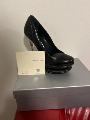 Gianmarco Lorenzi Dam Klackskor - ✨ Exklusiva Gianmarco Lorenzi klackskor – i mycket fint skick! ✨ Säljer ett par eleganta och lyxiga skor från Gianmarco Lorenzi, kända för sin italienska design och höga kvalitet. Skorna är i bra skick, väl omhändertagna och redo för en ny ägare. Ett perfekt val för dig som vill ha exklusiva designerklackar till ett riktigt bra pris.  📩 Skriv gärna om du har frågor eller vill se fler bilder! Nypris ligger på runt 6900 kr