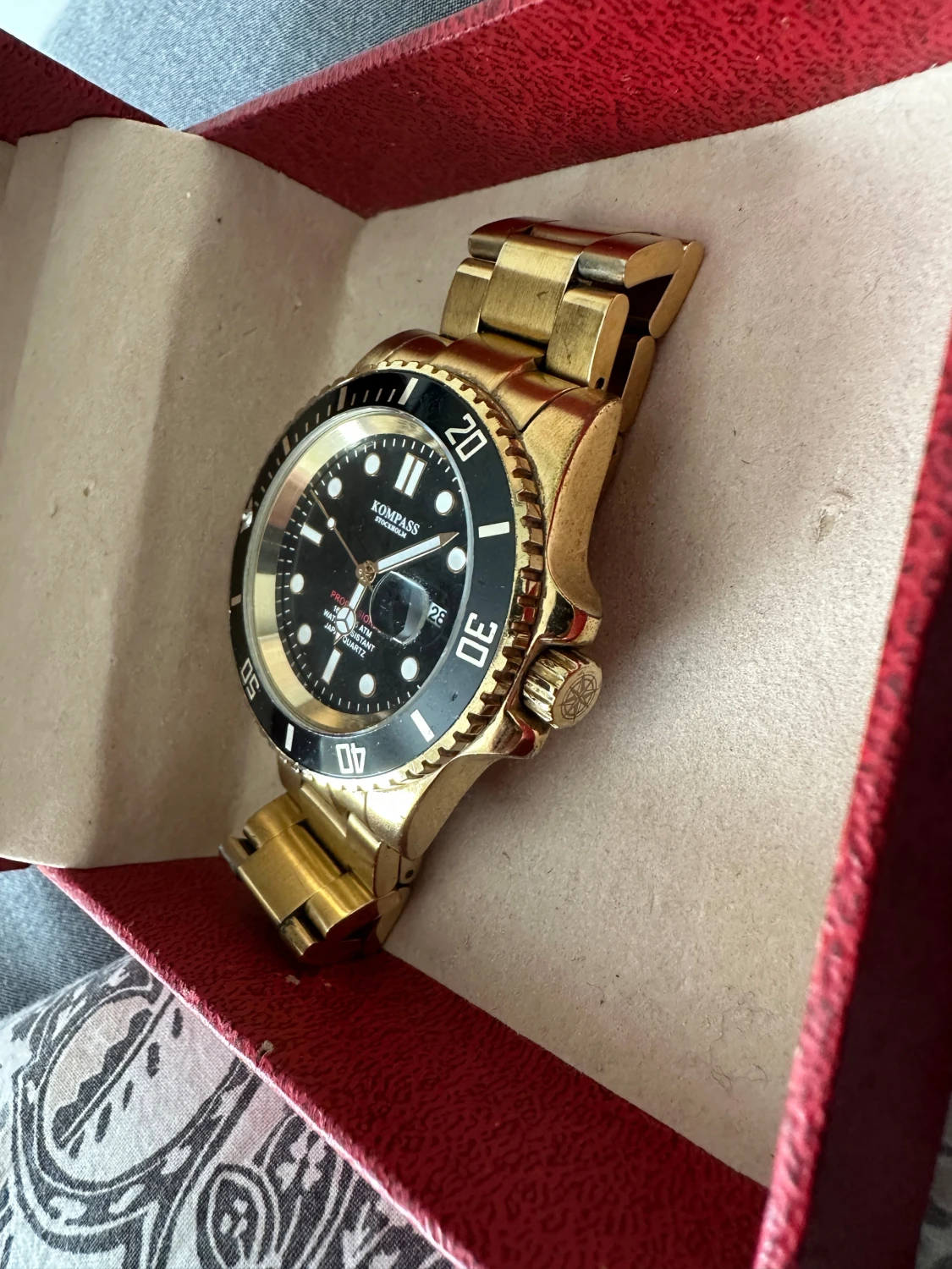 Guldfärgad Kompass klocka med svart urtavla - 1