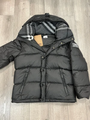 Burberry jacka - Burberry jacka som kan bli till väst i nyskick inga konstigheter med den en riktig 10/10. Tillkommer med tags samt påse. Hör gärna av er vid funderingar!!