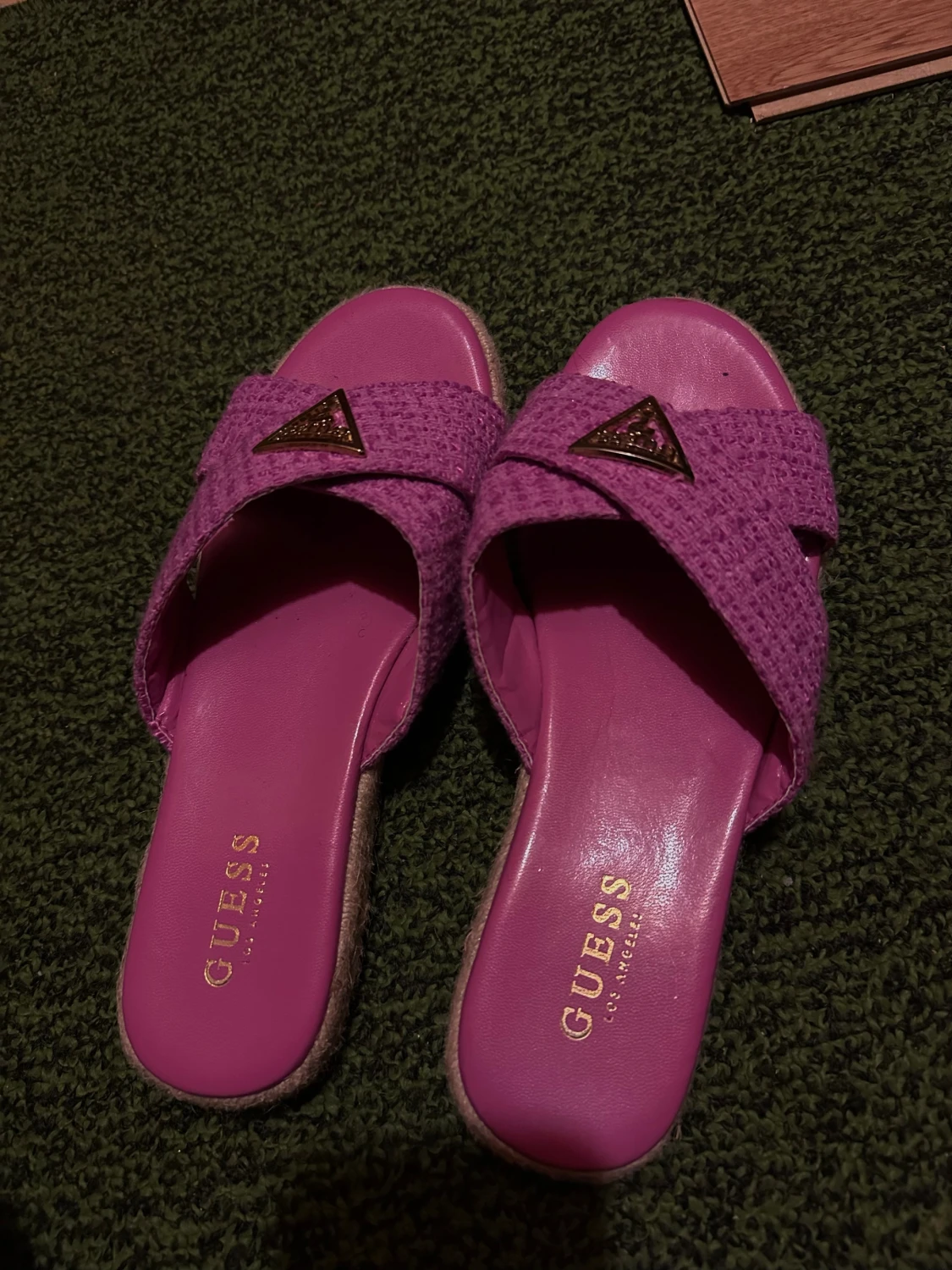 Rosa sandaler från Guess - 1