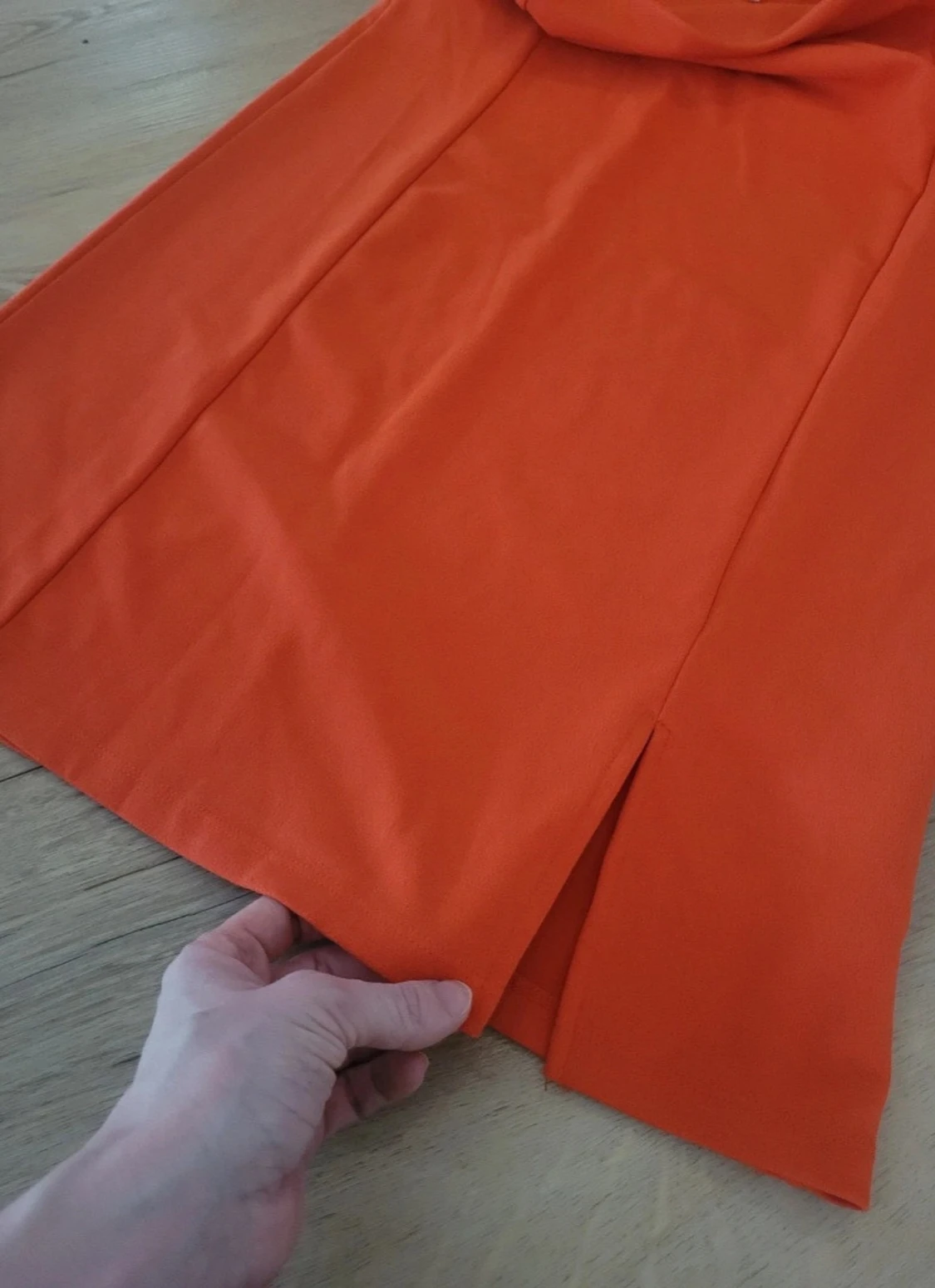 Korallröd kort klänning med slits - 3