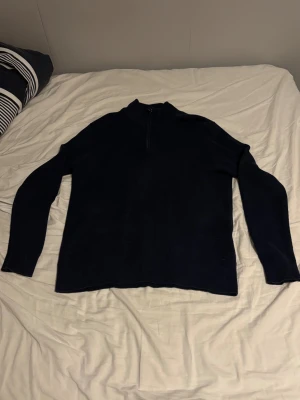 Marinblå stickad half zip från These Glory Days - Snygg marinblå stickad tröja från These Glory Days i storlek medium. Tröjan har en half zip vid halsen och är långärmad.