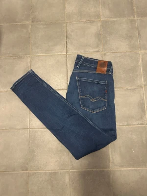 Replay Jeans - Snygga blå Replay Anbass Hyperflex jeans. Inga defekter, storlek 31/30, priset är inte hugget i sten, hör av dig vid funderingar🤲🙌