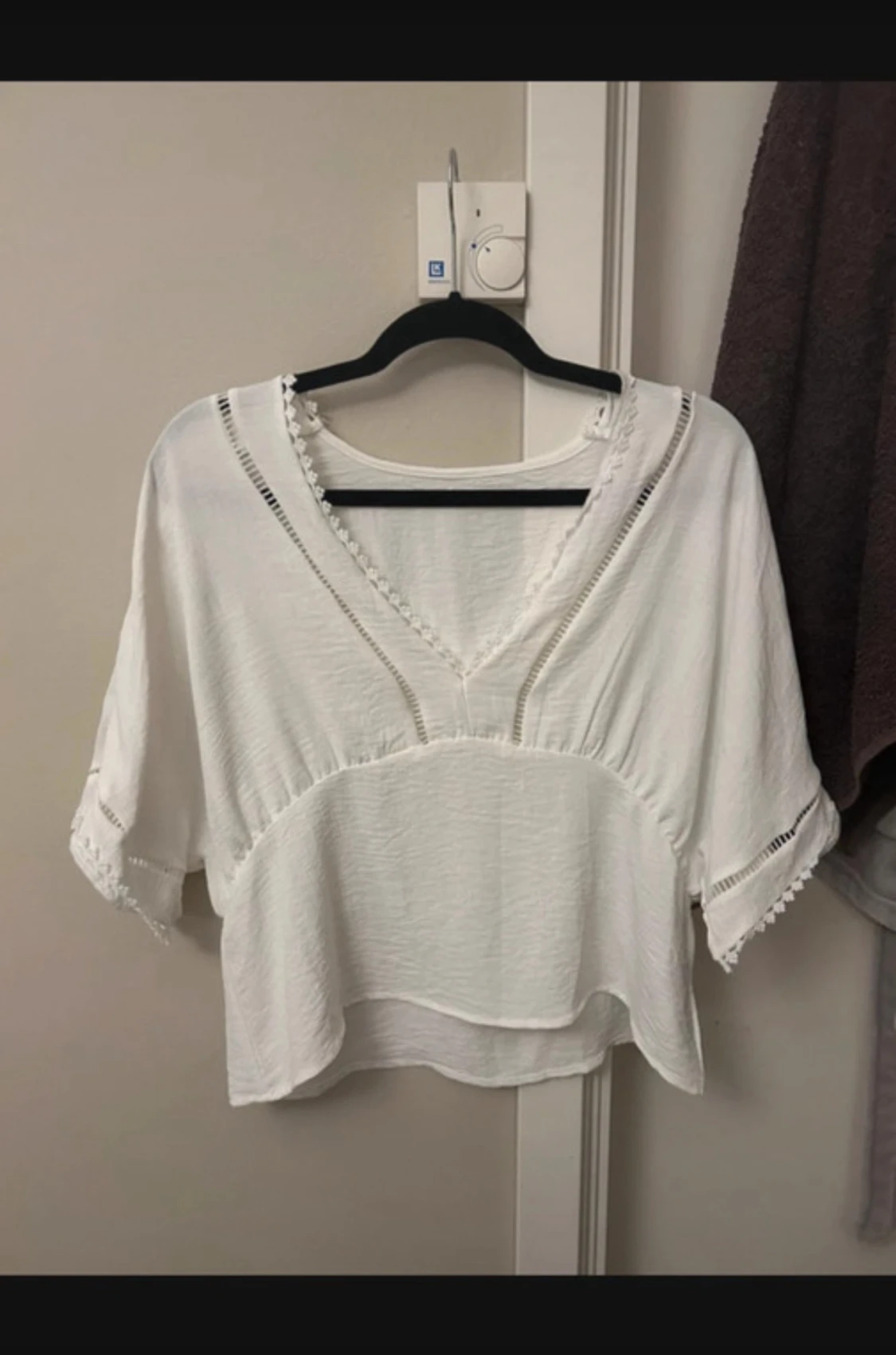 Vit blus med spetsdetaljer