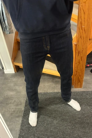 Mörkblå jeans från Nudie - Säljer ett par feta jeans från Nudie, Modellen är 184cm 62kg