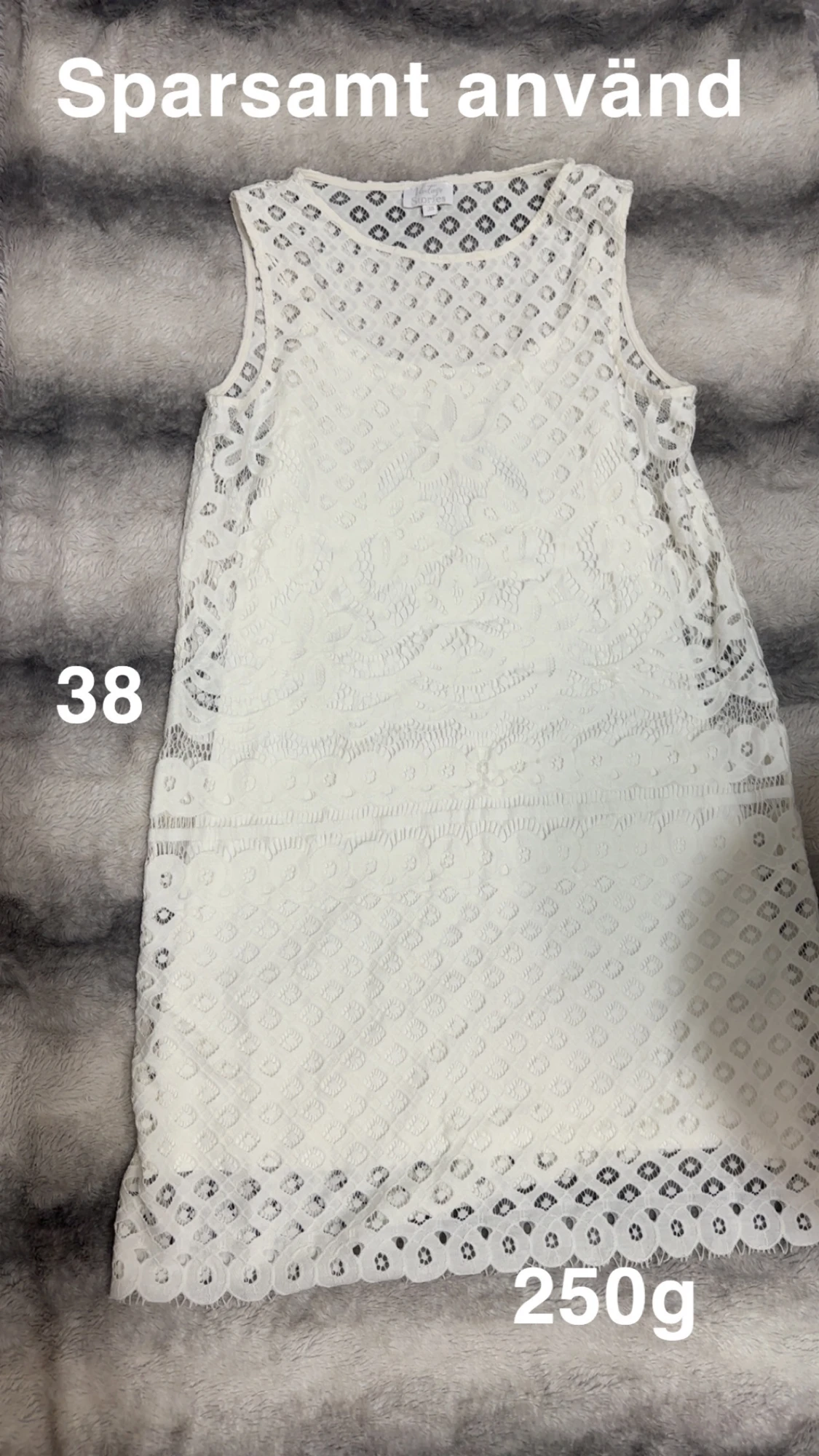 Vit spetsklänning i storlek 38