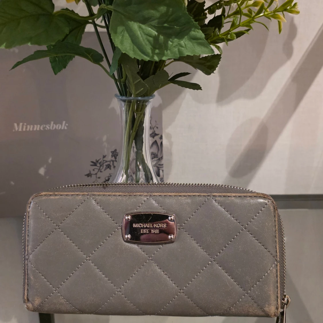Grå quiltad plånbok Michael Kors