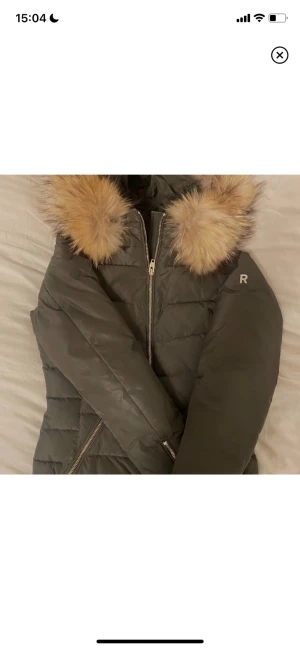 Rock and blue vinterjacka  - Grön vinterjacka från rock and blue i en kort modell. Sitter fint på kroppen. Äkta päls därav priset. Pälsen går att ta av och användas på andra jackor också. 