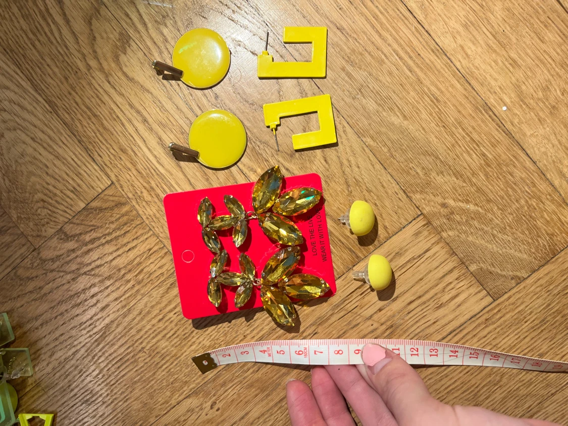 Fyra par coola örhängen i gult - 2