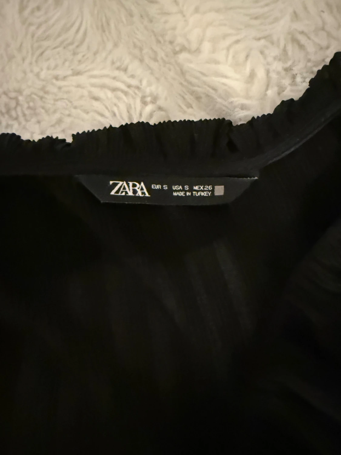 Svart blus med volang från Zara - 3